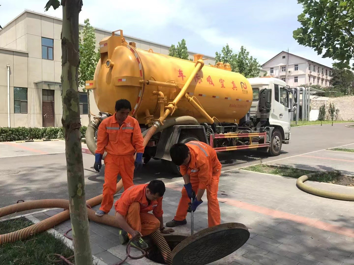 盐池管道疏通车停在窨井附近