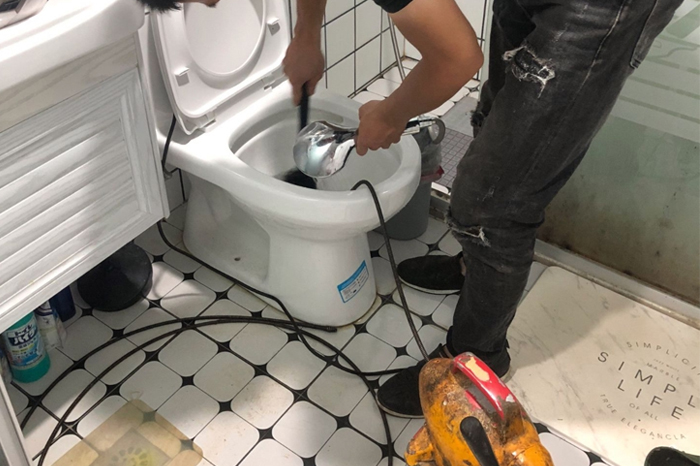 盐池马桶堵塞自己疏通还是找师傅?专业上门服务让你省时更省心